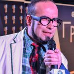Lalo Ibeas (Eduardo Ibeas), vocalista de Chancho en Piedra, con micrófono en los Premios Pulsar