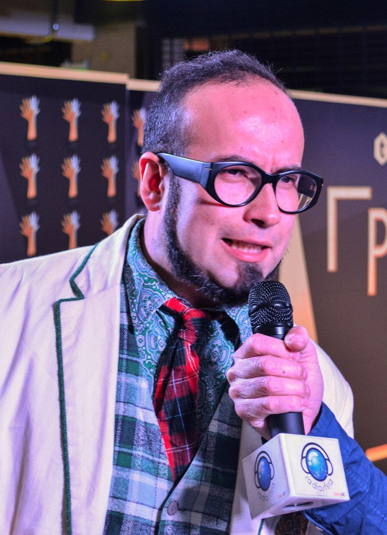 Lalo Ibeas (Eduardo Ibeas), vocalista de Chancho en Piedra, con micrófono en los Premios Pulsar